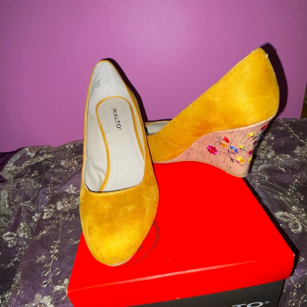 Mustard Rialto wedges Brand new never worn
